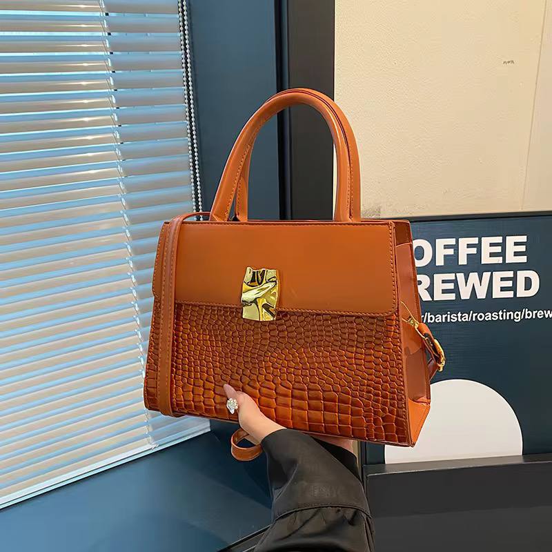 Tas Jinjing Selempang Tote Wanita Kombinasi Motif Kulit Buaya dengan Gesper Logam Emas Artistik