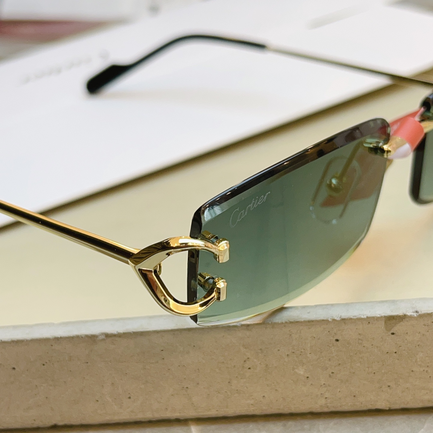 Kacamata Hitam Persegi Panjang Tanpa Bingkai Premi&egrave;re de Cartier