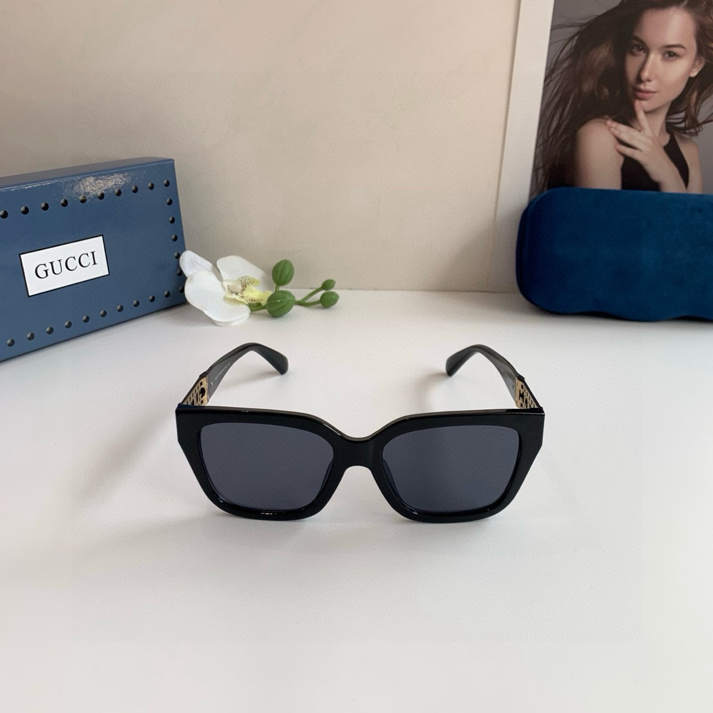 Kacamata Hitam Kotak Oversized Gucci GG1189S dengan Tangkai Logam Emas Berongga